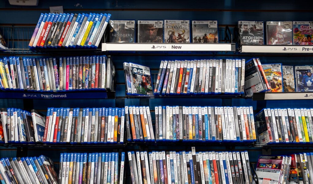 GameStop και δισκάκια